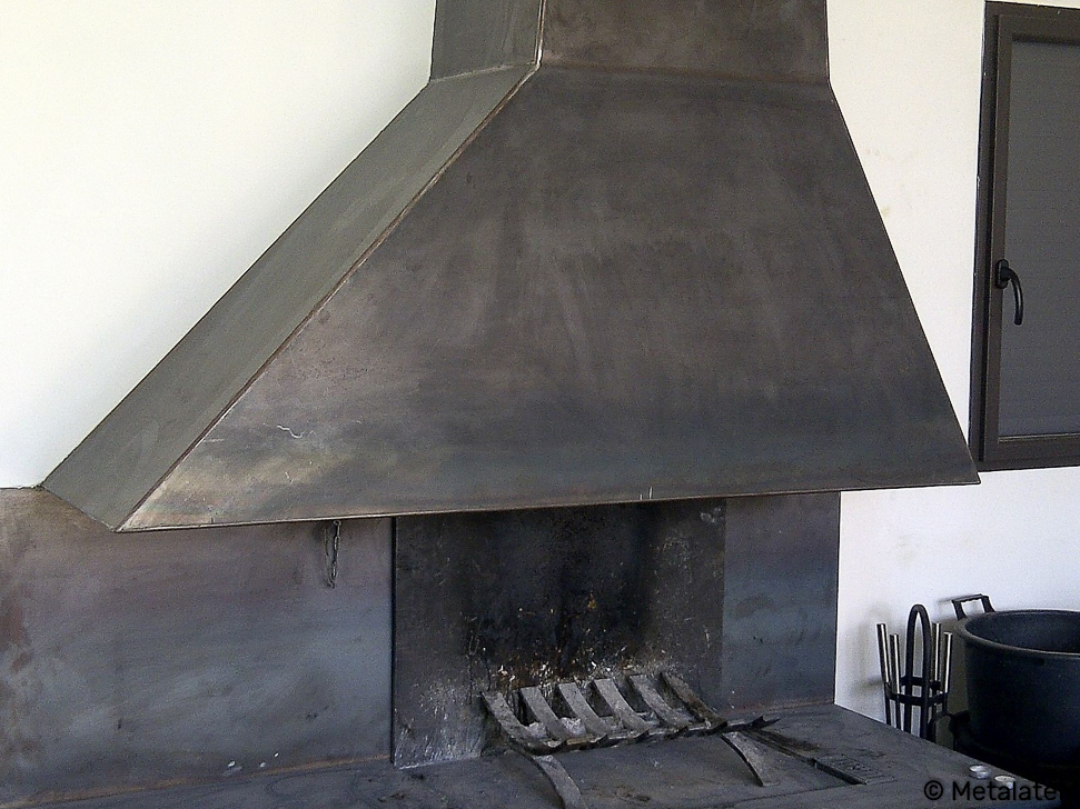 Haute de cheminée en acier brut.
