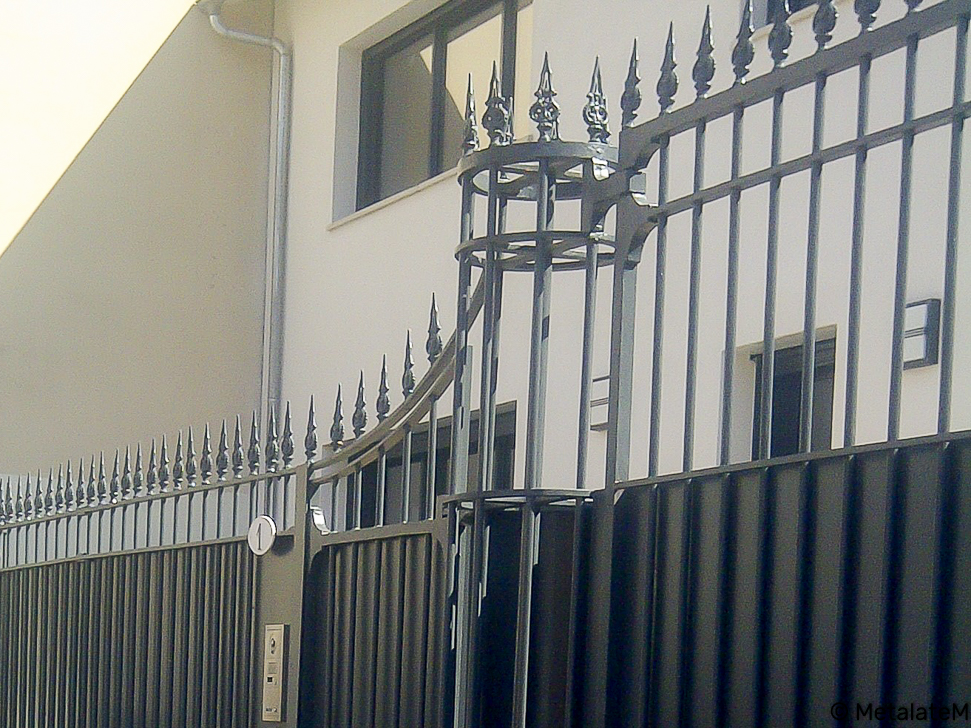 Magnifique ensemble grille de clôture et portail en fer forgé pour cet hôtel particulier.