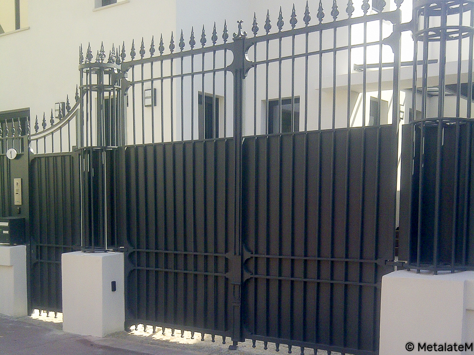 Magnifique ensemble grille de clôture et portail en fer forgé pour cet hôtel particulier.